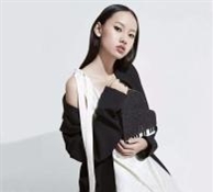 女模魏小涵，頭戴雪花王冠回歸雜志小女王本色